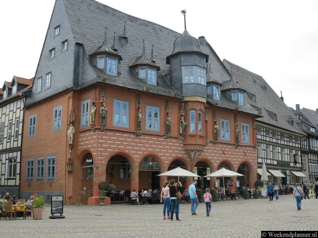 Dit is het Akzent Hotel Kaiserworth aan de Marktplatz. In de gebouwen aan het plein, zoals dit hotel, zie je nog de rijkdom die de stad dankzij de zilver- en kopermijnen had.Tip: Reserveer een kamer in dit hotel.